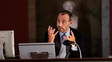 Byretsdommer Jacob Scherfig giver feedback til de studerende