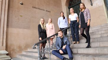 Hold tre på trappen op til Københavns Byret