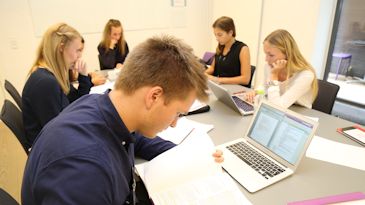 De studerende forbereder sig på deres sager, inden de skal i byretten