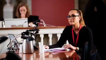 Sommerskoledeltager afhører vidne