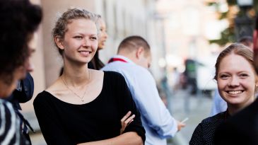 Sommerskoledeltagerne foran byretten efter en vellykket straffesag