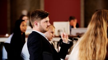 Sommerskoledeltagere lytter til de andres præstationer