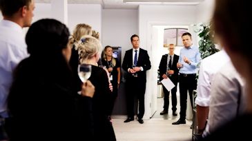 Rigsadvokat Ole Hasselgaard byder de 20 jurastuderende velkommen